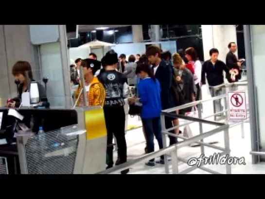 05.04.12 SHINee @ Аэропорт Бангкока [FC]