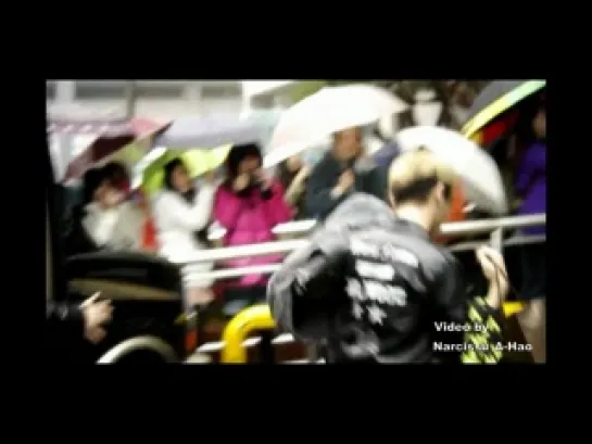 23.03.12 SHINee идут к зданию Music Bank [Фанкам]