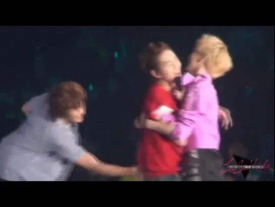 111125 Onew hug with Key + spank by members @ SWCOSAKA [FC]