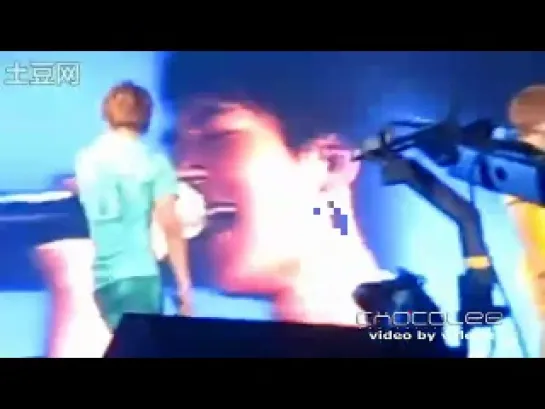 100101 Onew cried - Taemin comforting Onew @ SHINee 1st Concert in Seoul [FC]