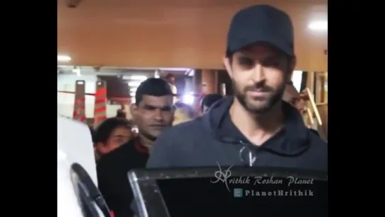 He did it again! - @iHrithik winks for camera at airport ️ - HrithikRoshan AirportSpotting