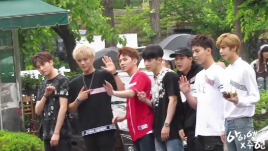 [VK] [05.06.15] Monsta X по пути на репетицию @ Music Bank