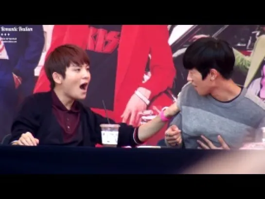 [131003] Ricky and Changjo having fun @Daegu Fansigning