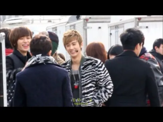 [121125] Chunji and Niel looking at Ricky @ Inkigayo