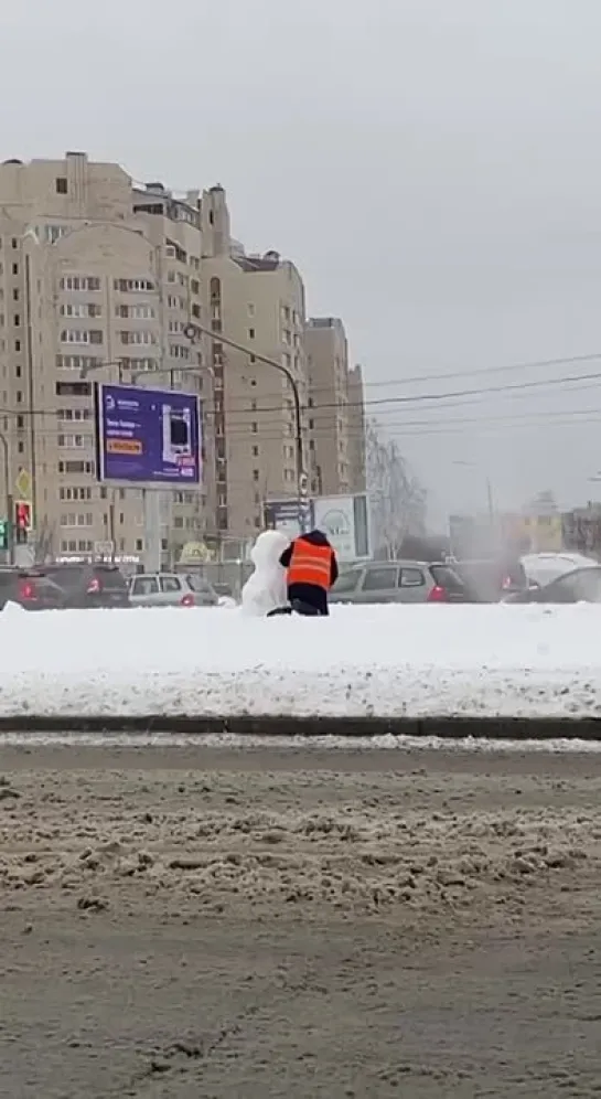 Снеговик от питерских коммунальщиков