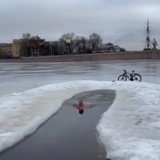 В Петербурге засняли полуголого велосипедиста не Неве