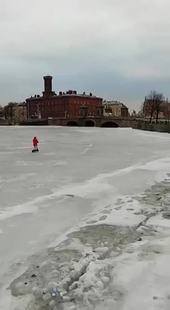 По льду на самокате