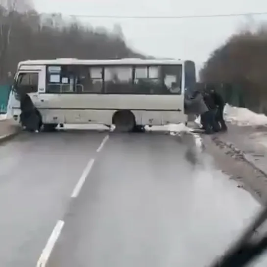 Мужчины пытаются вытолкать маршрутку