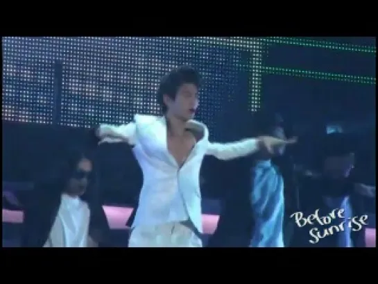 Minho singing and dancing ''Oh My Gosh''. "Singing" - это, конечно, громко сказано. Но зато как Минхо dancing :Q____