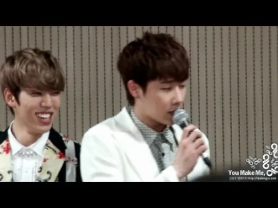 [YOU MAKE ME] 130328 Guerilla Date - Sunggyu singing to a fan :) Ржака, конечно)