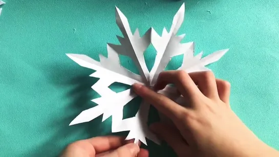 Как вырезать СНЕЖИНКУ из бумаги Своими руками _ How ty make snowflakes for paper