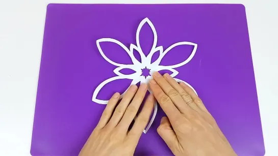 Очень простая Снежинка из бумаги Как сделать снежинку из бумаги How to make a Paper Snowflakes Easy