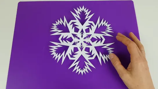 Как вырезать красивую снежинку из бумаги Copos de nieve de papel How to make a Paper Snowflakes DIY