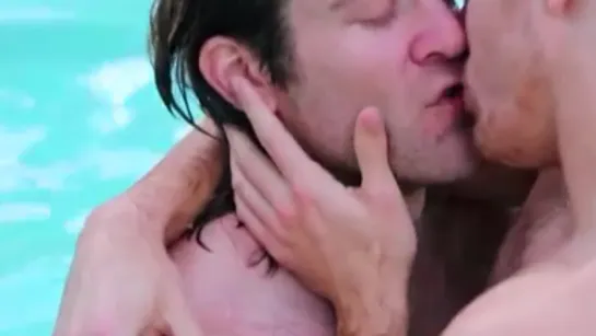 Colby Keller  e Levi Michaels pegação na piscina