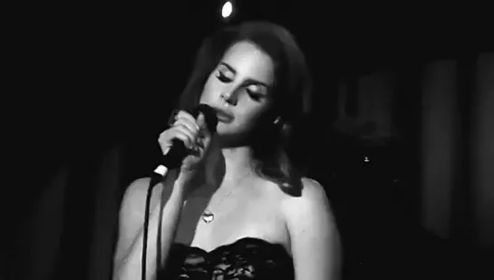 Lana Del Rey – Video Games (Live @ «HMV Institute»)