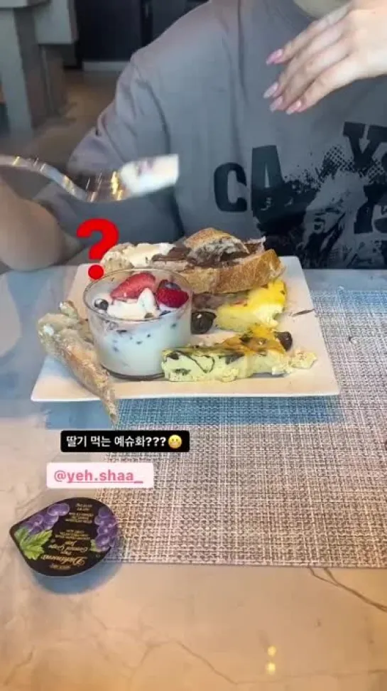 230806 Miyeon w/ Shuhua @ noodle.zip Story