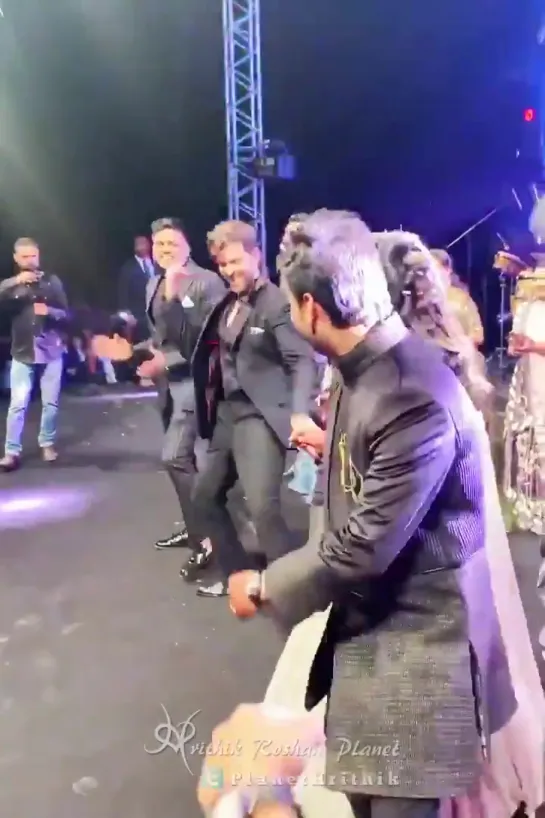 @iHrithik dances his heart out in a party in Dubai - HrithikRoshan GodOfDance Ghungroo War