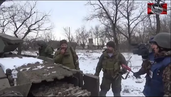 Мозговой и бойцы подразделения ВСН (ЛНР) "Призрак" в Дебальцево.  Осмотр трофейной украинской техники. Разговор по телефону с ро