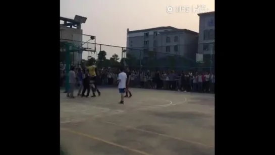 [PAPARAZZI] 160530 Playing basketball in Nanjing @ Wu Yi Fan