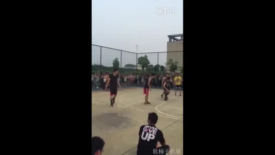 [PAPARAZZI] 160530 Playing basketball in Nanjing @ Wu Yi Fan