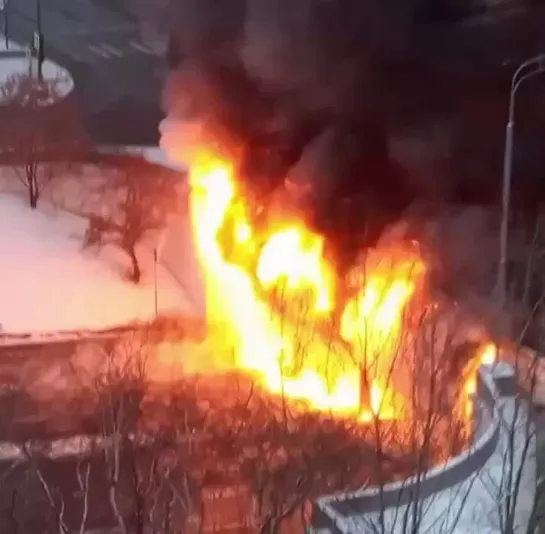 В Москве движение в районе Мосфильмовской улицы перекрыли из-за возгорания