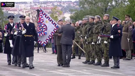 Президент Чехии Павел не удержал знамя и сбил фуражку военного на празднике