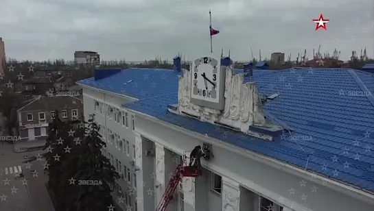 ️Исторические кадры для жителей русского города Бердянска. Со здания горисполкома снимают герб Украины.