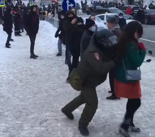 Толкает девушку на полицейского. Митинг. Казань 23.01.2021