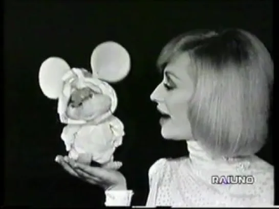 Topo Gigio e Raffaella Carra &quot;Raindrops Keep Fallin On My&quot;