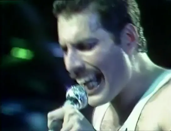 Queen - Put Out The Fire/Dragon Attack/Now I'm Here' ending (Live In Tokyo, Japan, November 1982)