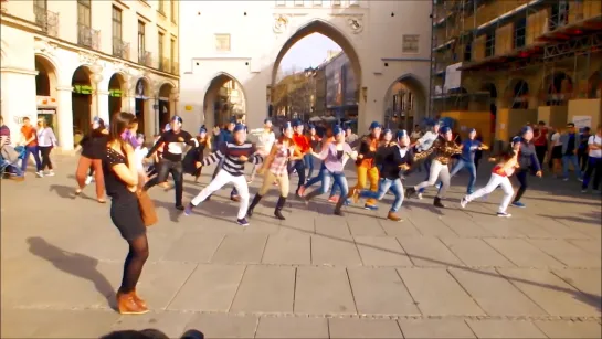 Shahrukh Khans FAN Mania in Germany  Jabra FAN Flash Mob