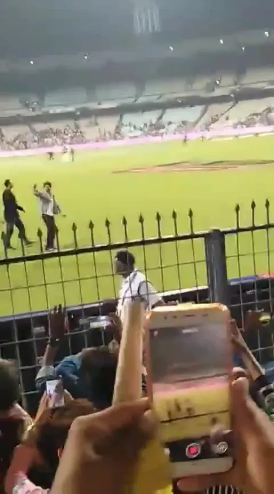 SRK at the Eden Gardens after @KKRiders 's thrilling win at the Eden Gardens!