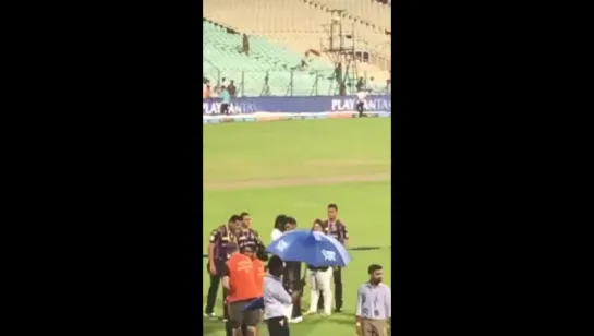 SRK @iamsrk  and @imVkohli hugging #AmiKKR #KKRvRCB