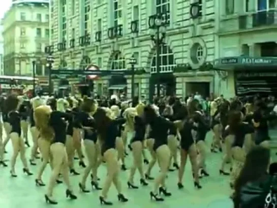 Flash Mob 100 Girls Dance in Piccadilly