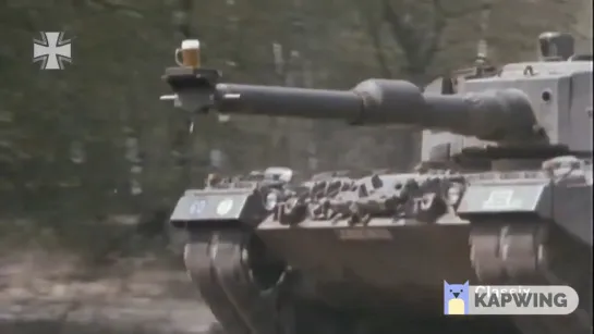 Немецкий танк везет на стволе кружку пива, не проливая ни капли. Leopard 2 Beer Test.