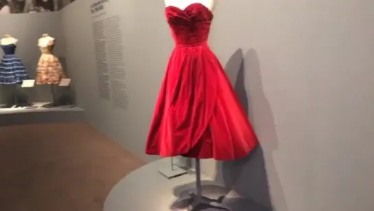 "Dalida, une garde-robe de la ville à la scène"