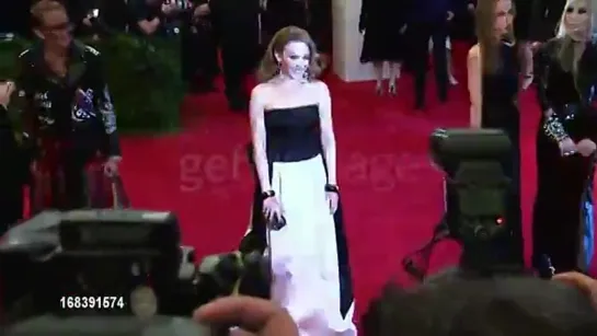 Kylie Minogue At Met Ball Red Carpet (07.05.2013)