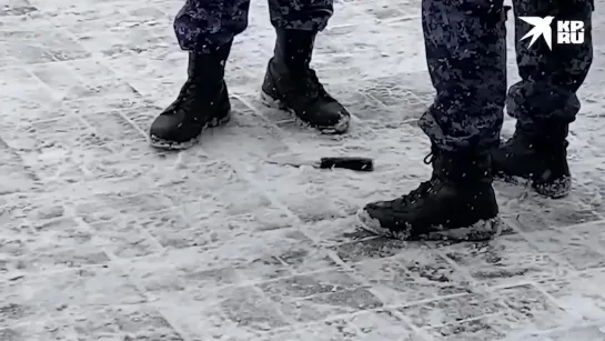 В Москве обезвредили нападавшего на силовиков с ножом. Видео Комсомольсткой правды.