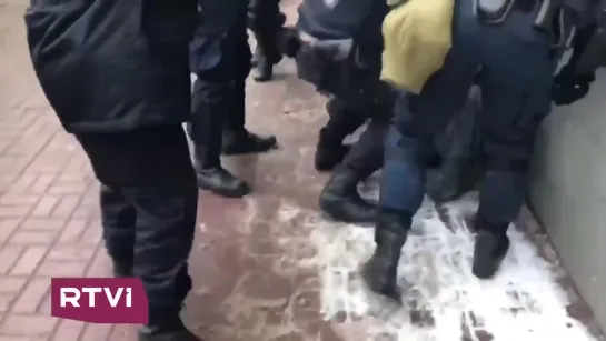 В Петербурге против людей используют электрошокеры.  Видео: RTVI.