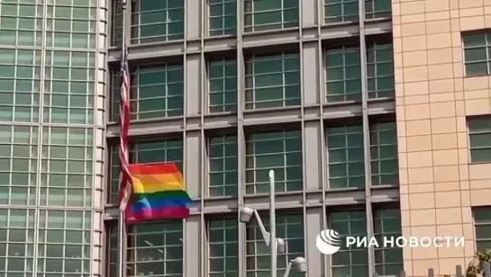 Посольство США вывесило радужный флаг к Pride Flag Day.  Мы и так знаем, кто там работает. Могли бы и не напоминать.