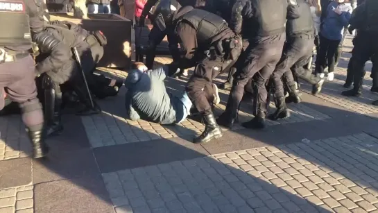 В Петербурге тоже акции протеста и тоже задержания. 24.09.2022.