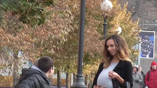 Беременная девушка курит [Социальный Эксперимент] - Pregnant girl smokes [Social Experiment]