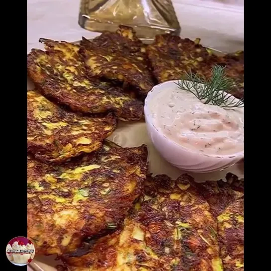 Вкуснющие кабачковые оладушки с соусом