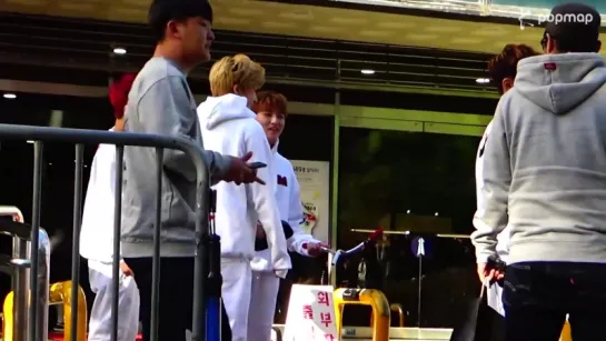 [VK] [02.10.15] Monsta X по пути на @ Music Bank