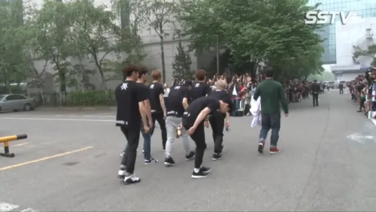 [VK] [15.05.15] Monsta X по пути на репетицию @ Music Bank