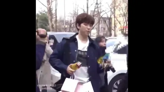 [FANCAM][170328] Sandeul @ On the way to KBS "Yoo Hee Yeol's Sketchbook"