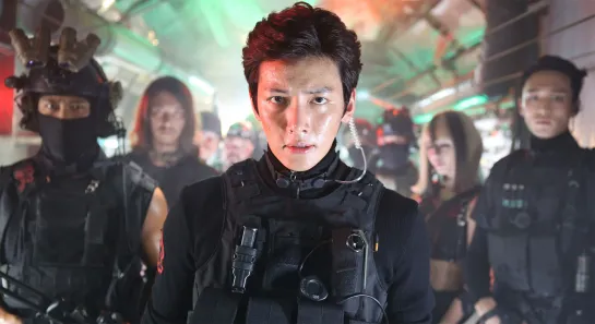 Фильм  **  Искаженный город  **  | Fabricated City |  Озвучка SOFTBOX...