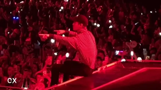 [FANCAM] 170402 EXO Kai reaction to Chanyeol playing electric guitar @ The EXO'rDIUM in Singapore