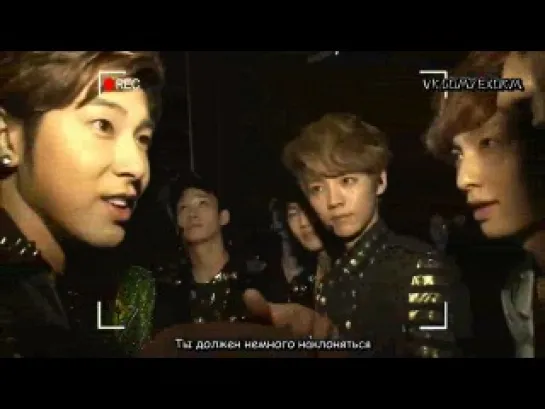 [РУСС. САБ] 120719 SM TOWN in LA backstage. U-KNOW ЮнХо дает наставления EXO