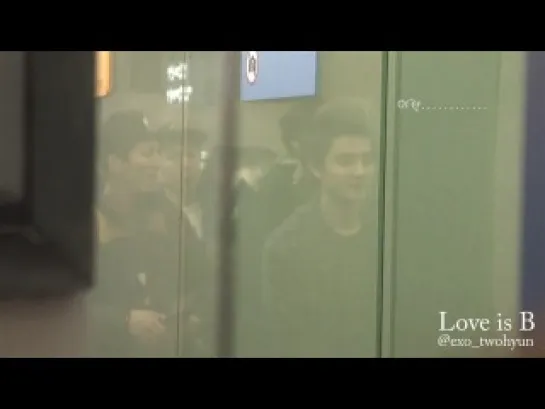 [FANCAM] 121122 Incheon to Singapore EXO-M & EXO-K